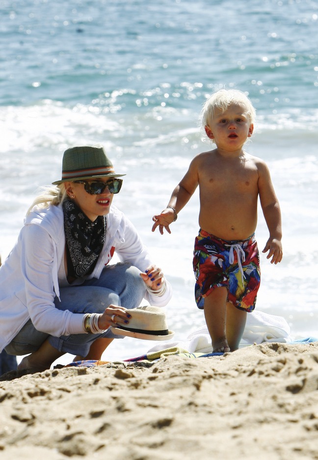 Gwen Stefani, sunglasses, white sweatshirt, jeans, bandana